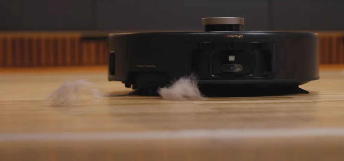 Auch bei Haaren kommt die Seitenbürste des Mova Z60 zum Einsatz.