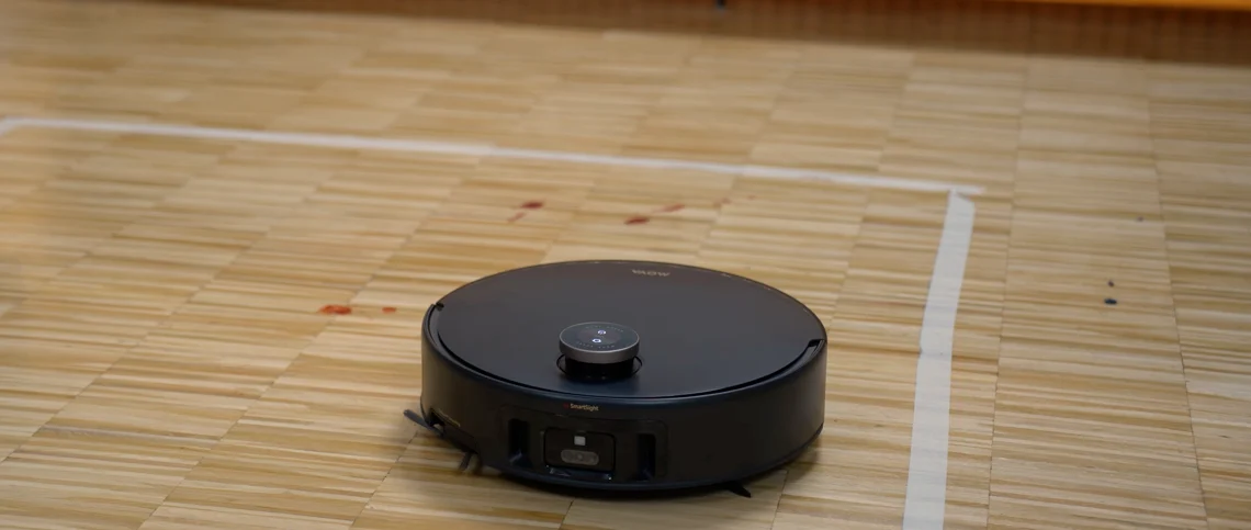 Im Wischtest zeigt sich: Ketchup-Flecken sind nicht immer einfach wegzuwischen.