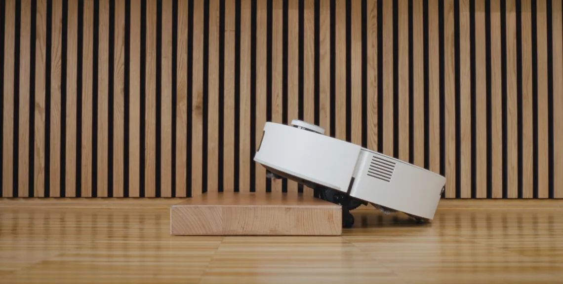 Der Dreame Aqua 10 Roller besitzt auch eine Kletterfunktion.