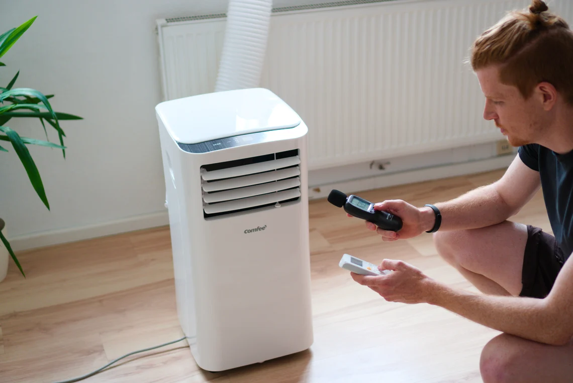 Etwas zu laut: Das Modell von Comfee sortiert sich jenseits der 60 dB-Marke ein.