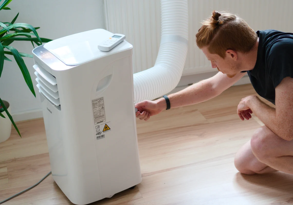 Hinten am Gerät finden sich die Ablässe für das Kondenswasser.