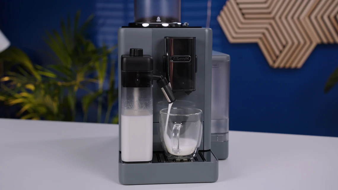 Auch Kaffeespezialitäten wie Cappuccino und Latte Macchiato gelingen.