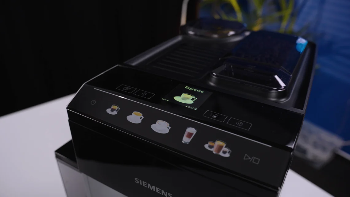 Wegen der besonderen Bauweise liegen die Bedienelemente auf der Oberseite.