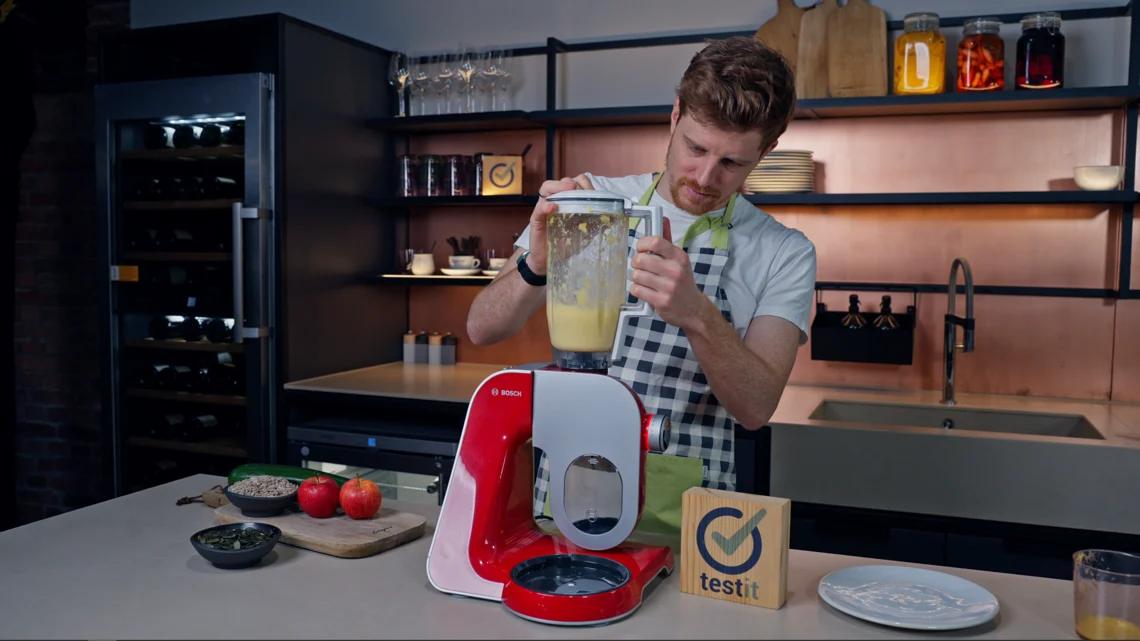 Mit dem Mixer kannst du dir stets frische Smoothies oder Säfte zubereiten.