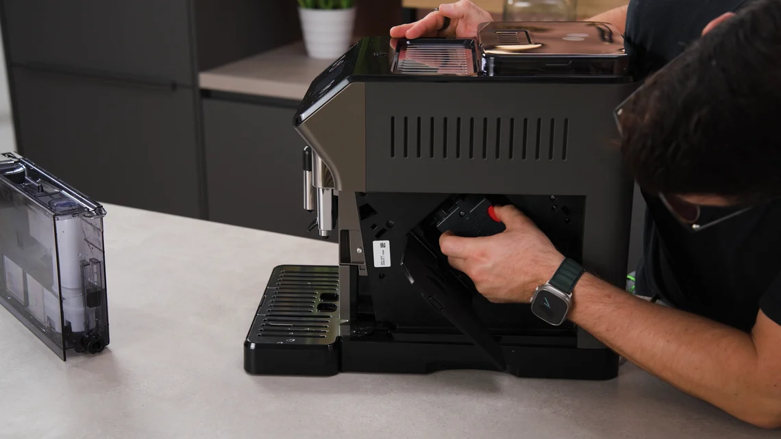 Die Brühgruppe der Eletta Explore lässt sich zum Reinigen einfach entnehmen.