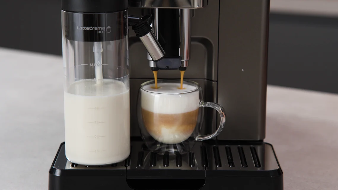 Cappuccino, Latte Macchiato und Co. gelingen gut, auch wenn der Milchschaum nicht ganz perfekt ist.