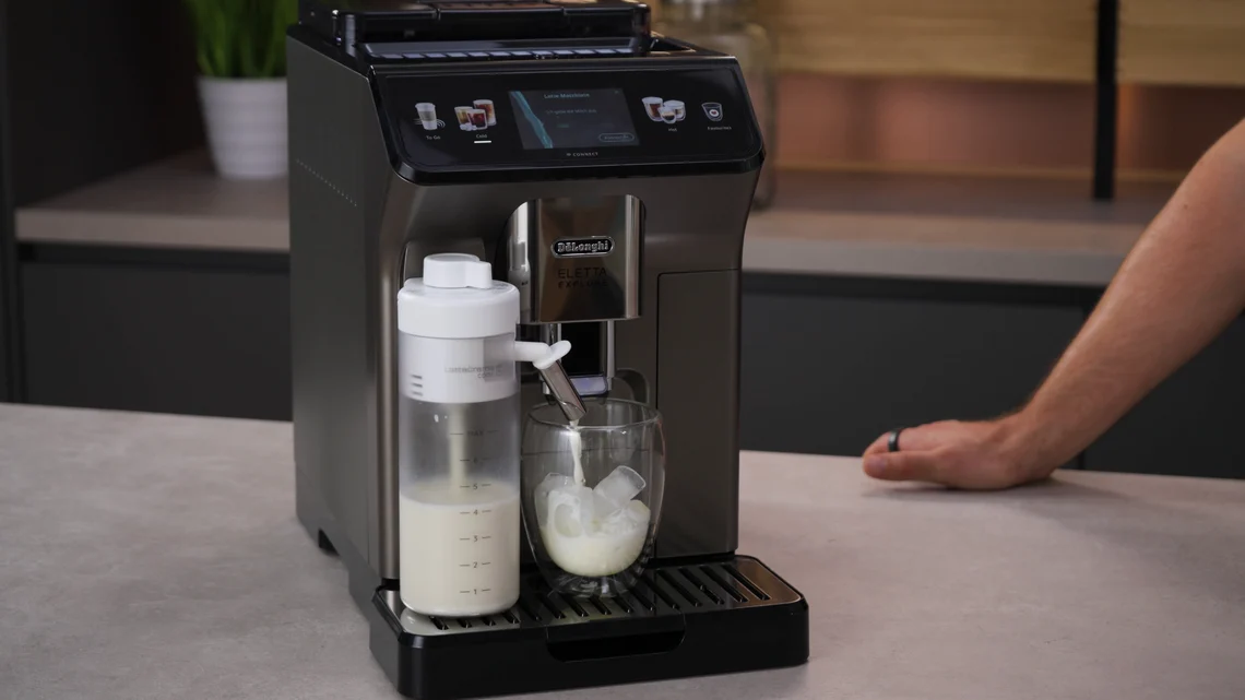 Für Getränke mit kaltem Milchschaum brauchst du den Milchbehälter mit dem weißen Deckel.