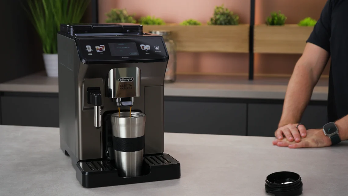 Praktisches Gimmick: Durch die Klappe im Deckel der Auffangschale passt auch ein großer Kaffeebecher unter den Auslass.