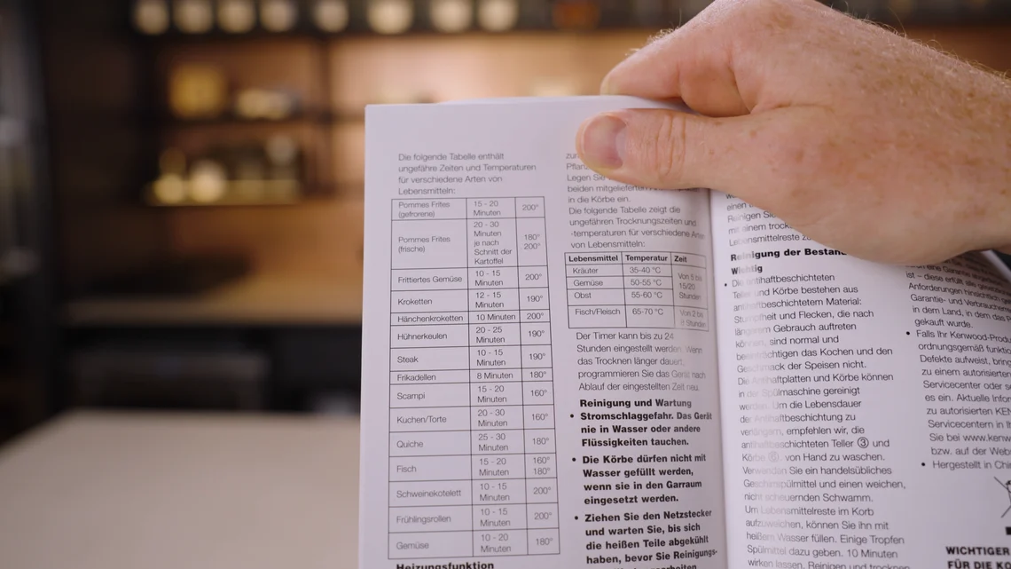 Eine App oder ein umfangreiches Rezeptbuch gibt es nicht. Lediglich eine kleine Tabelle mit den empfohlenen Garzeiten ist in der Bedienungsanleitung zu finden.