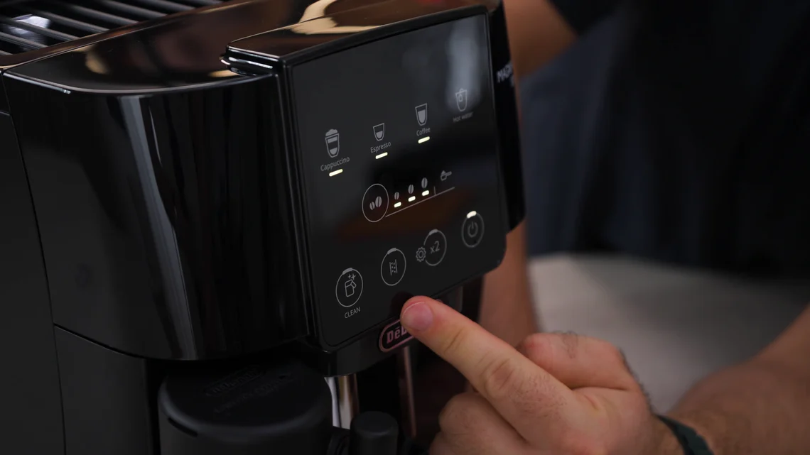 Die Bedienung erfolgt über Sensortasten und ist im Alltagsgebrauch meist intuitiv.