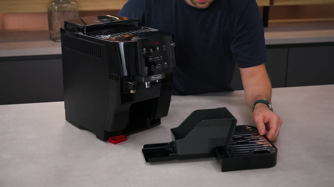 Tropfschale und Kaffeesatzbehälter lassen sich zum Entleeren einfach entnehmen.