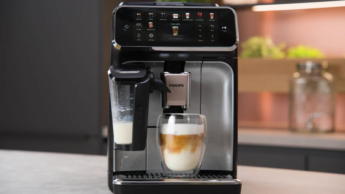 Iced Latte und mehr verspricht der Philips 5500 - in der Praxis zeigen sich jedoch einige Schwächen.