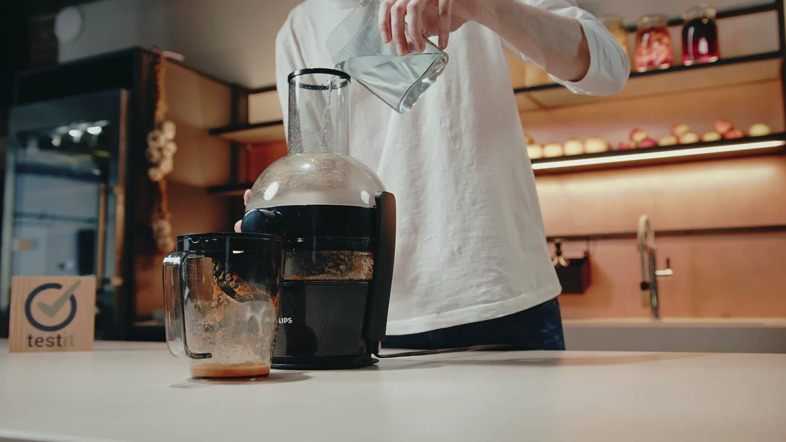 Zum Vorspülen kann man einfach ein bisschen Wasser durch den Entsafter schicken.