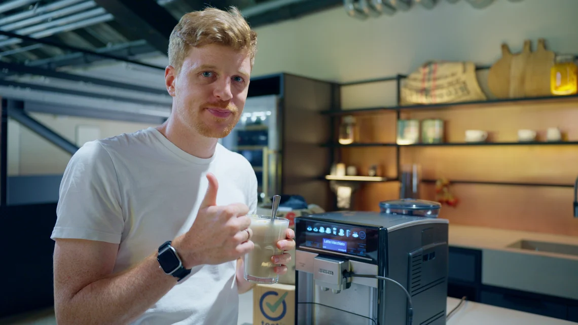 Für gut befunden: Temperatur und Geschmack des Latte macchiato überzeugen.