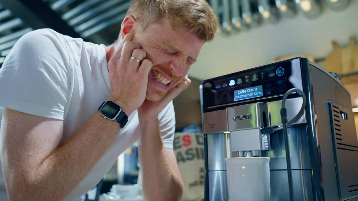 Beim Mahlen gibts auf die Ohren: Der Siemens EQ.6 plus S700 gehört zu den lauteren Kaffeevollautomaten.