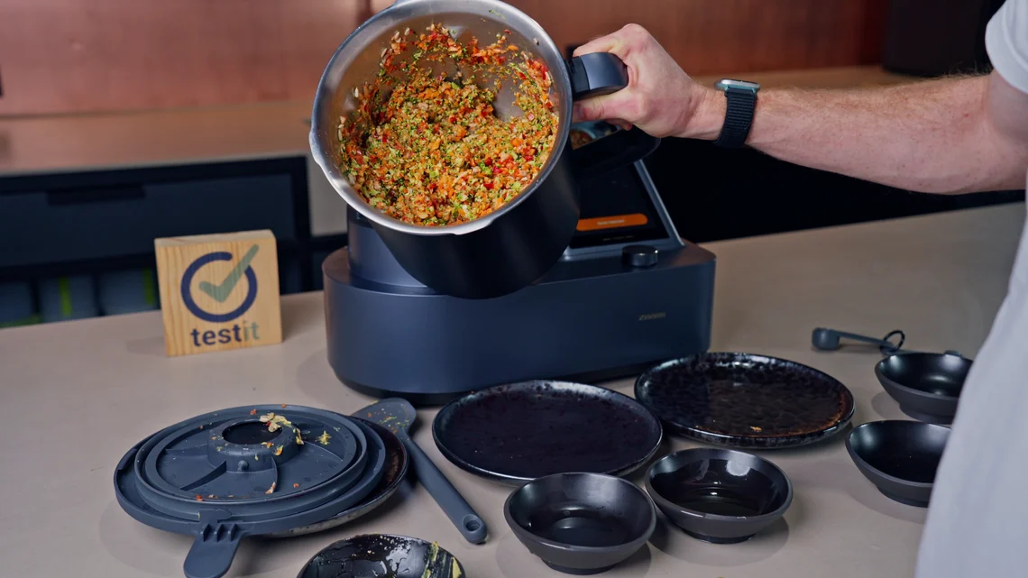 Eines der leichteren Rezepte im Test: Der leckere Regenbogensalat war mit nur wenigen Handgriffen zubereitet.