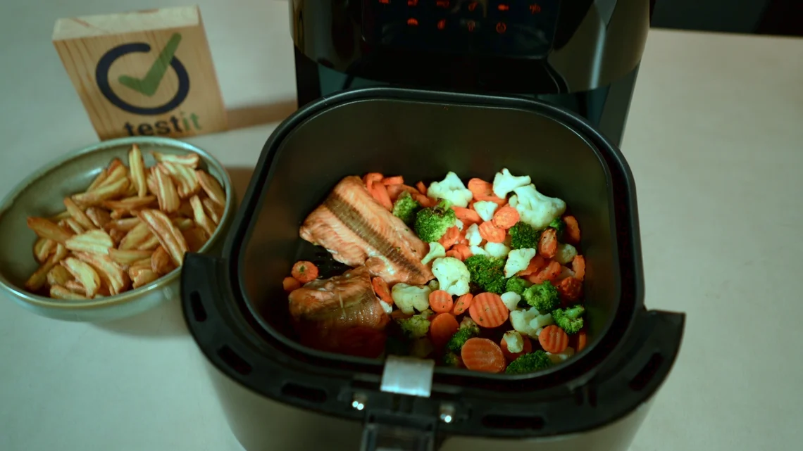 Gibt es nur einen Garkorb, muss ein Gericht in Einzelschritten gegart werden. Immerhin lassen sich Zutaten wie Fleisch und Gemüse gut zusammen zubereiten.