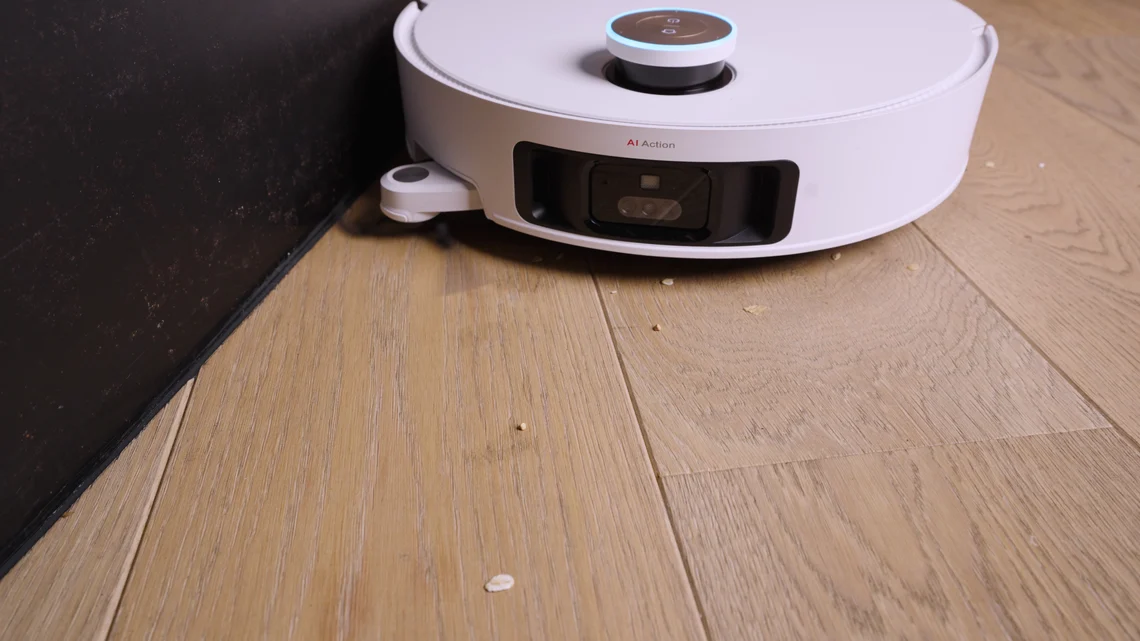 Auch sehr nett: Die rotierende Bürste und die Wischpads werden bei Bedarf ausgefahren, um Kanten- und Eckenreinigung zu verbessern.