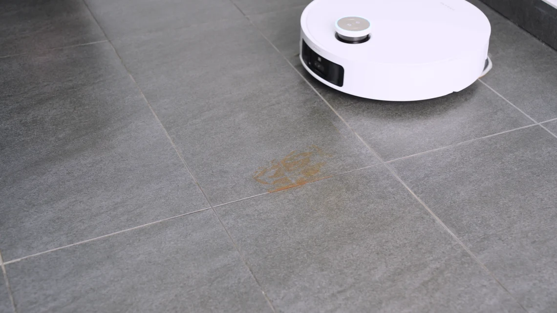 Brauchbar, aber nicht perfekt: Eingetrocknete Flecken haben dem Dreame X50 Ultra mitunter Schwierigkeiten bereitet.