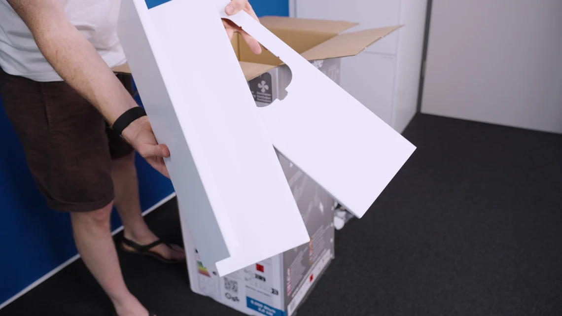 Mehr gibts nicht: Comfee hat nur eine Fensterabdichtung für Rollläden im Lieferumfang.