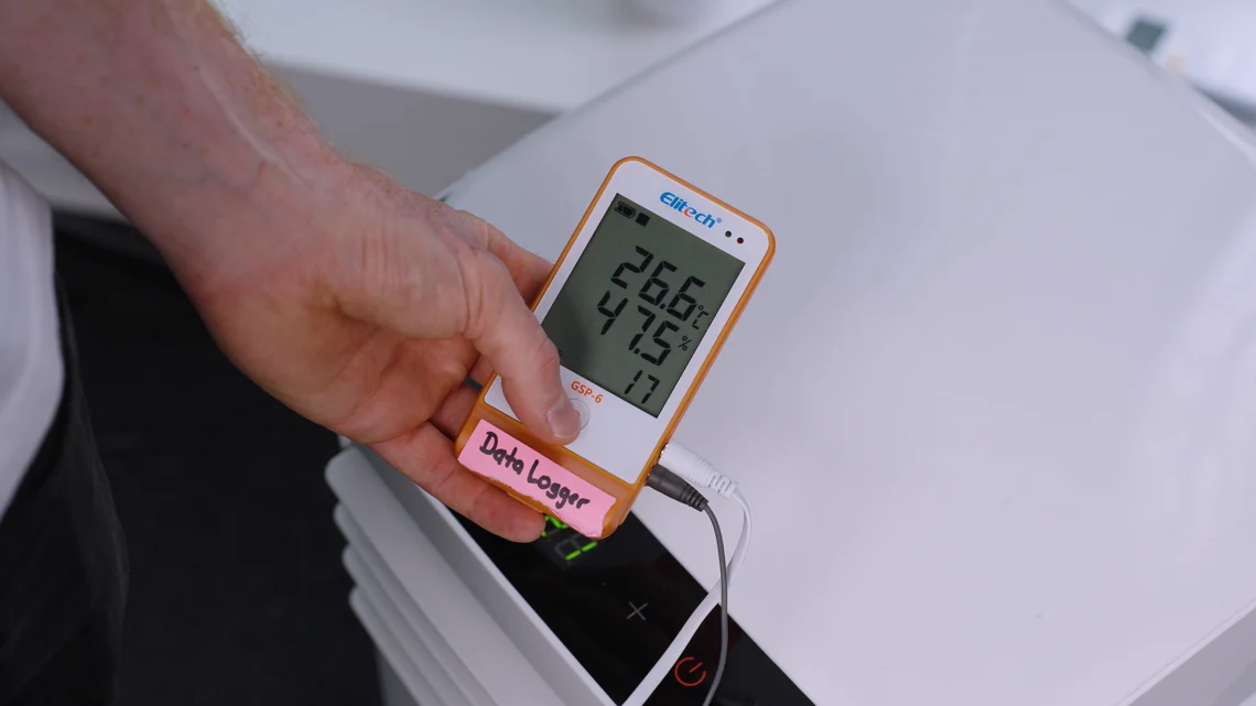 In mittelgroßen Räumen ist die Kühlleistung der Comfee eingeschränkt. In kleinen Räumen um die 20 m² überzeugt sie mehr.