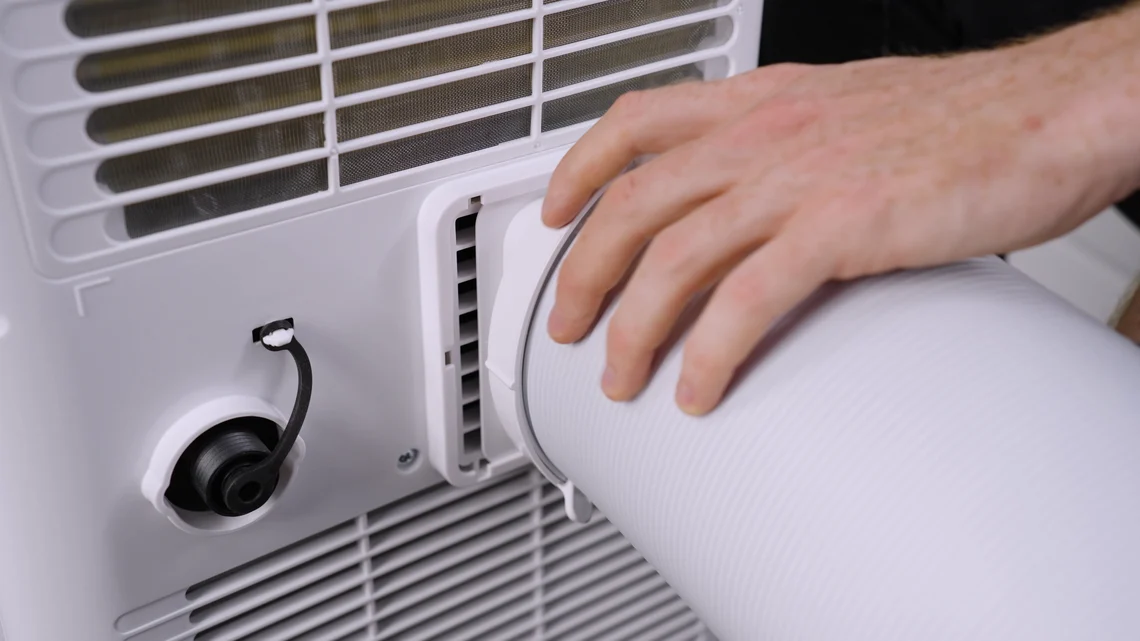 Schön leicht: Die Montage des Schlauchs an der Comfee ist super einfach.