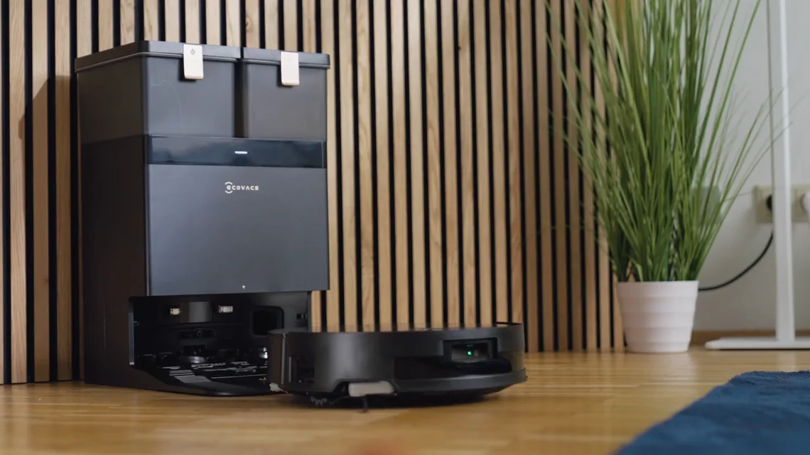 Der Ecovacs Deebot T50 Max Pro Omni mit seiner Station.