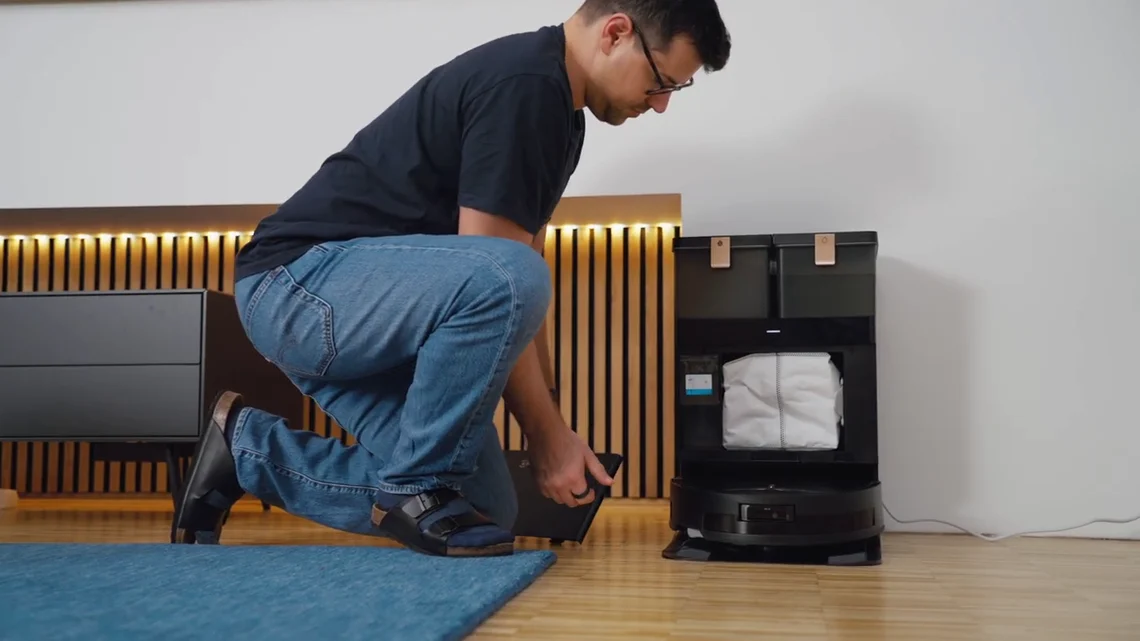 Die Station beherbergt den Staubbeutel, Reinigungsmittelbehälter und die beiden Wassertanks.