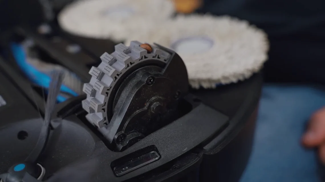 Im Reifenprofil des Roboters können sich gröbere Partikel festsetzen.